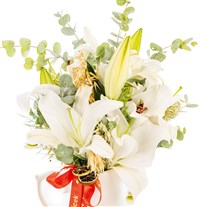 Elegant White Seramik Sürahide Lilyumlar