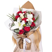 Crimson Touch Lilyum Gül Buketi
