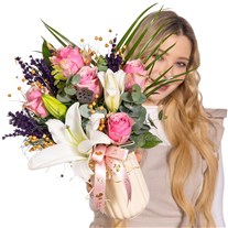 Floral Edit Lilyum & Pembe Güller