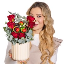Scarlet Ritual Vazoda Kırmızı Gül