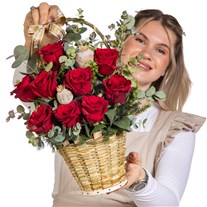 Crimson Velvet Kırmızı Gül Sepeti