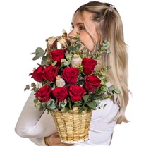 Crimson Velvet Kırmızı Gül Sepeti