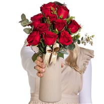 Crimson Elegance Kırmızı Gül Vazosu