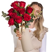 Crimson Elegance Kırmızı Gül Vazosu