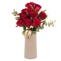 Crimson Elegance Kırmızı Gül Vazosu