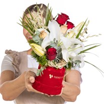 Scarlet Lily Lilyum ve Kırmızı Güller