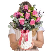 Rosy Wishes Vazoda Pembe Güller