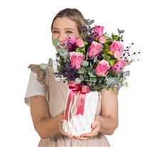 Rosy Wishes Vazoda Pembe Güller