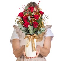 Ruby Ribbon Vazoda Kırmızı Güller