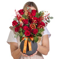 Crimson Charm Vazoda Kırmızı Güller