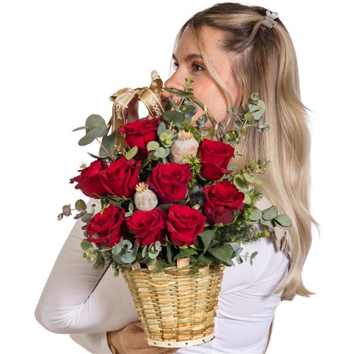 Crimson Velvet Kırmızı Gül Sepeti